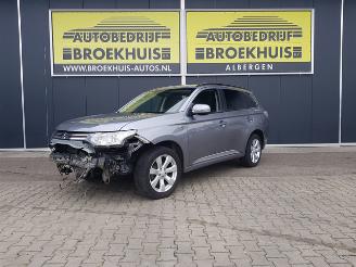 uszkodzony samochody osobowe Mitsubishi Outlander 2.0 PHEV Instyle 2013/12
