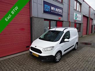 Damaged car Ford Transit Courier 1.6 TDCI Trend airco schuifdeur 2015/3