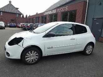 uszkodzony samochody osobowe Renault Clio 1.2 Authentique AIRCO 55KW 2012/2
