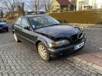 Vaurioauto  passenger cars BMW 3-serie 3181 sedan 2002/8