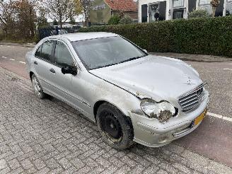 skadebil auto Mercedes C-klasse 180 c 2004/11