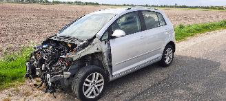 damaged passenger cars Volkswagen Golf plus 1.6 tdi DSG 2012/8