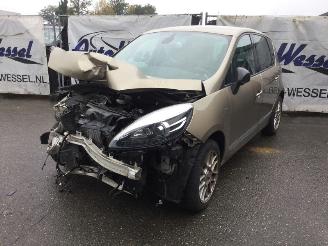 damaged passenger cars Renault Scenic 2.0 Bose 2014/11