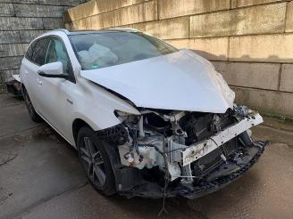 damaged passenger cars Toyota Auris Auris Touring Sports (E18), Combi, 2013 / 2018 1.8 16V Hybrid 2014/6