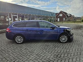 Damaged car Peugeot 308 1.2 12V e-THP PureTech 130 Combi/o 4Dr Benzine 1.199cc 96kW 2019/8