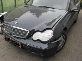 Damaged car Mercedes C-klasse c 200 cdi station 2003/7