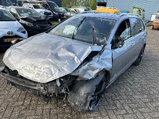 uszkodzony samochody osobowe Volkswagen Golf 1.6 TDI  Stationcar 2015/2