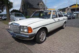 Salvage car Mercedes 200-300D 200 DIESEL 123 TYPE SEDAN 1977/4