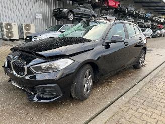 skadebil auto BMW 1-serie 118i 2019/9