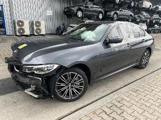 Schadeauto BMW 3-serie 330e Plug-in-Hybrid xDrive 2019/8