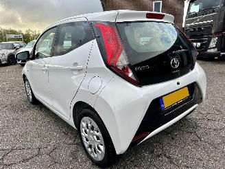 Toyota Aygo Gereserveerd 1.0 VVT-i 72pk X-Play 5drs - 31dkm nap - camera - airco - cruise - aux - usb - bleutooth - stuurbediening picture 5
