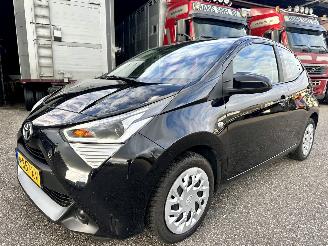 Toyota Aygo 1.0 VVT-i 72pk X-Play 5drs - 51dkm nap - camera - airco - cruise - aux - usb - vaste prijs - bleutooth - stuurbediening picture 2