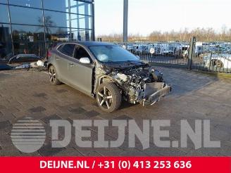 uszkodzony samochody osobowe Volvo V-40 V40 (MV), Hatchback 5-drs, 2012 / 2019 2.0 D2 16V 2015/10