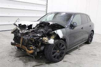damaged passenger cars Porsche Cayenne  2017/5