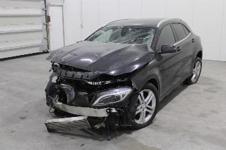 damaged passenger cars Mercedes GLA 220 2016/6