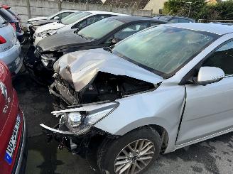 damaged passenger cars Kia Rio  2019/8