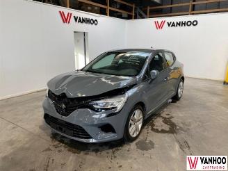 damaged passenger cars Renault Clio  2020/1